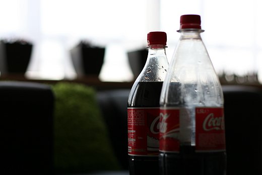 cola flessen gebroederlijk naast elkaar (2)
