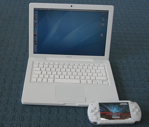 MacBook en PSP gebroederlijk naast elkaar
